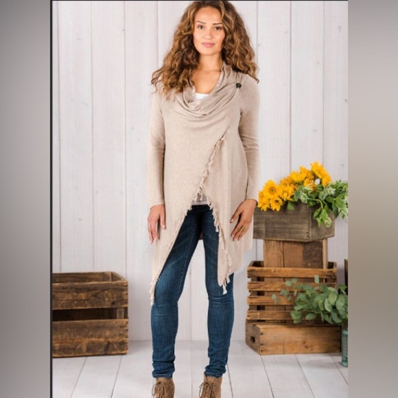 Matilda Jane Beige Come On Over Cardigan Size M Wrap Sweater Fringe Poncho - Picture 4 of 12